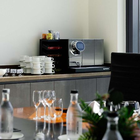 Hotel Pullman Brisbane Airport Exteriér fotografie A coffee machine in a meeting room