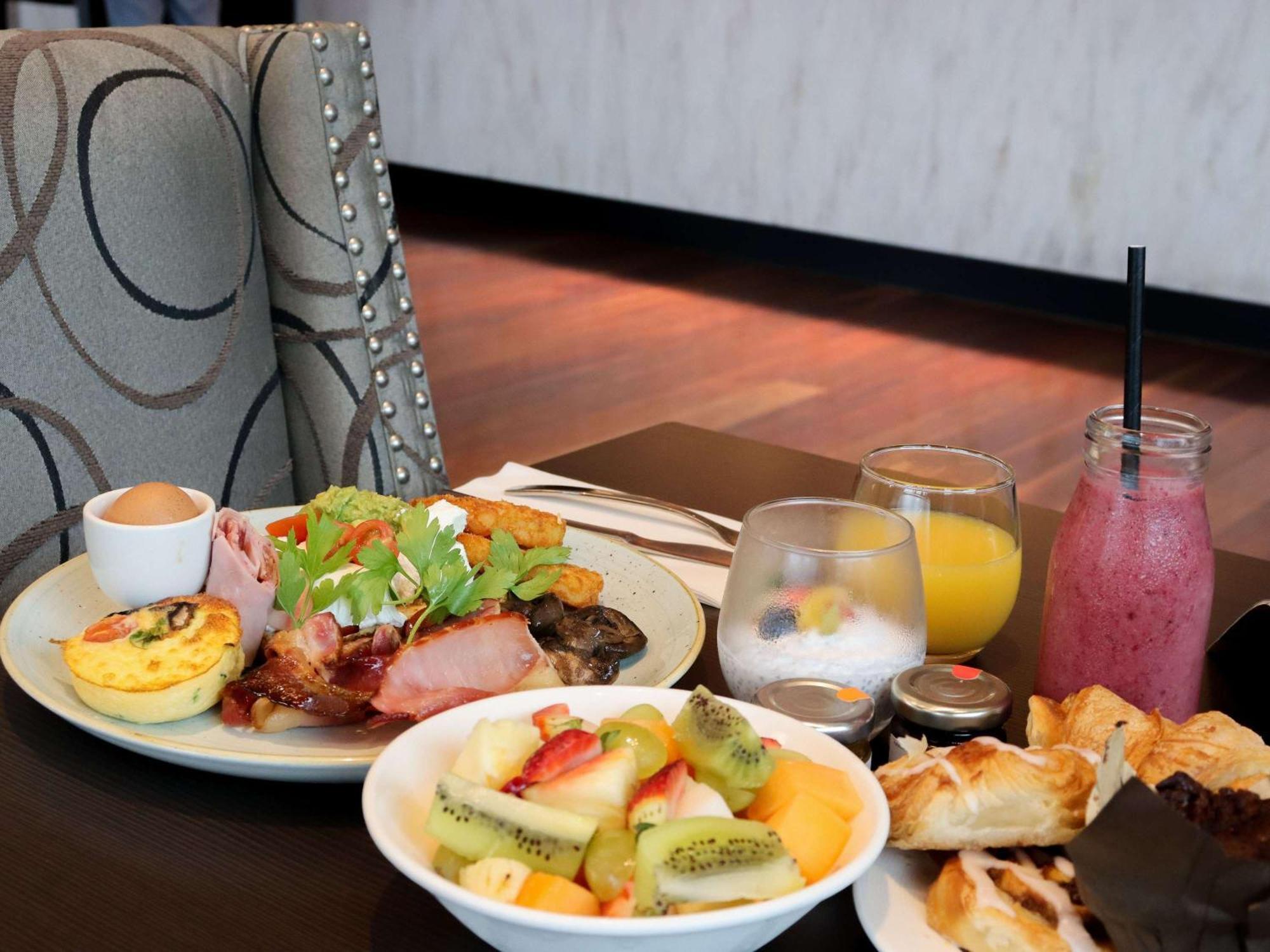 Hotel Pullman Brisbane Airport Exteriér fotografie A selection of breakfast items