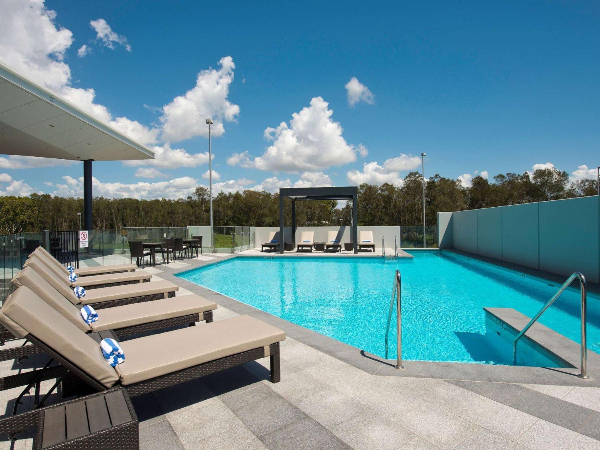 Hotel Pullman Brisbane Airport Exteriér fotografie The rooftop pool at the hotel