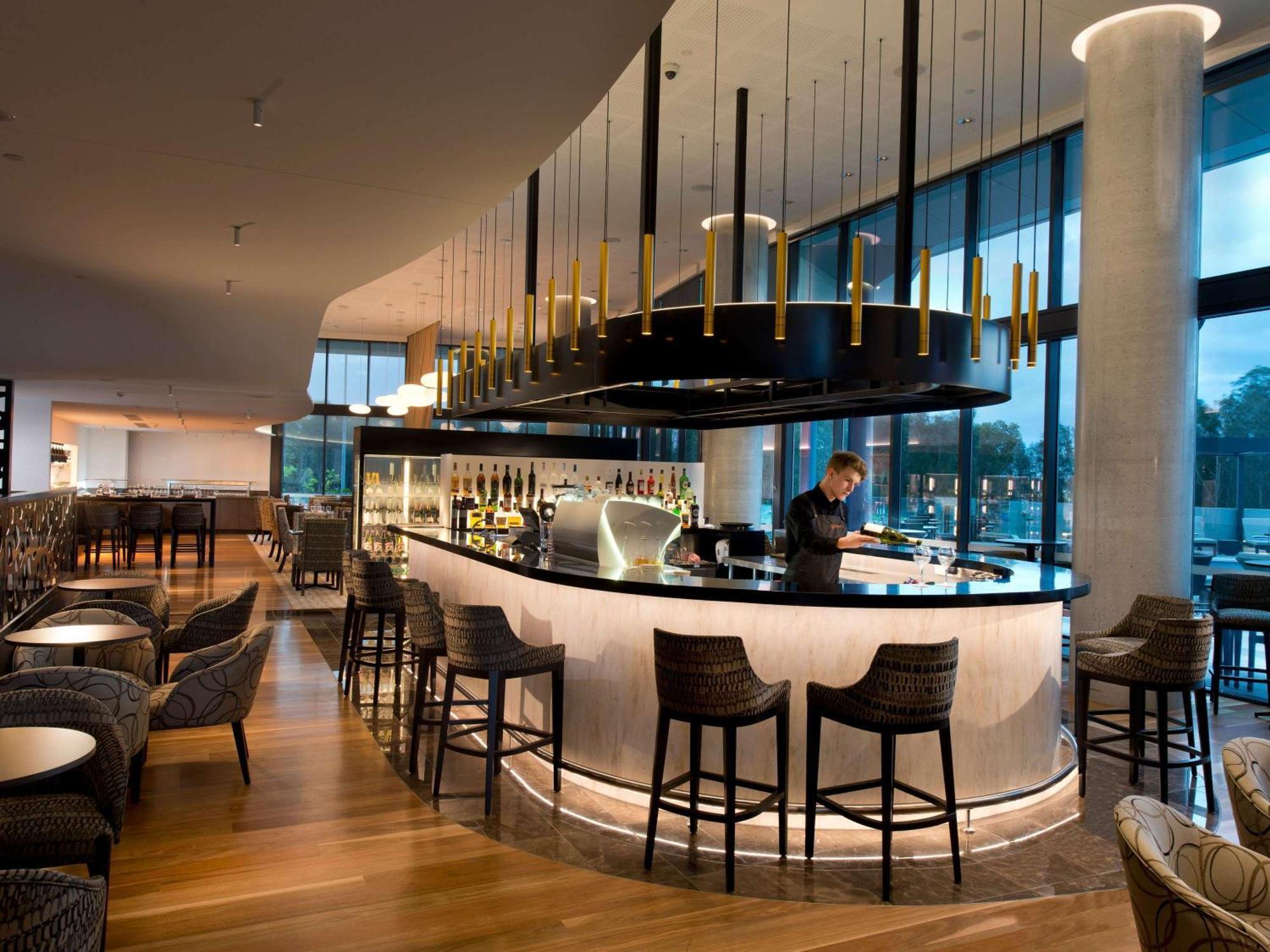Hotel Pullman Brisbane Airport Exteriér fotografie The bar at the London Hilton on Park Lane