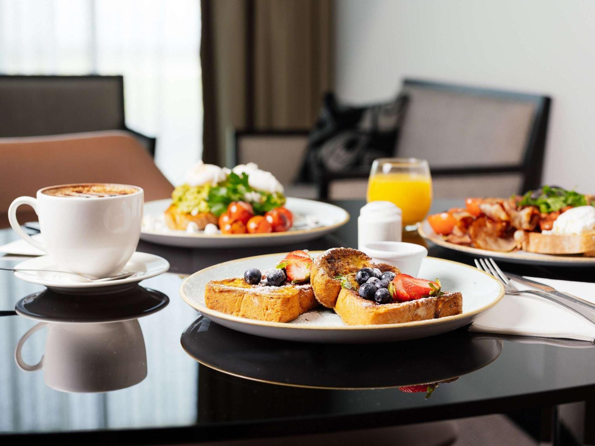 Hotel Pullman Brisbane Airport Exteriér fotografie A breakfast table