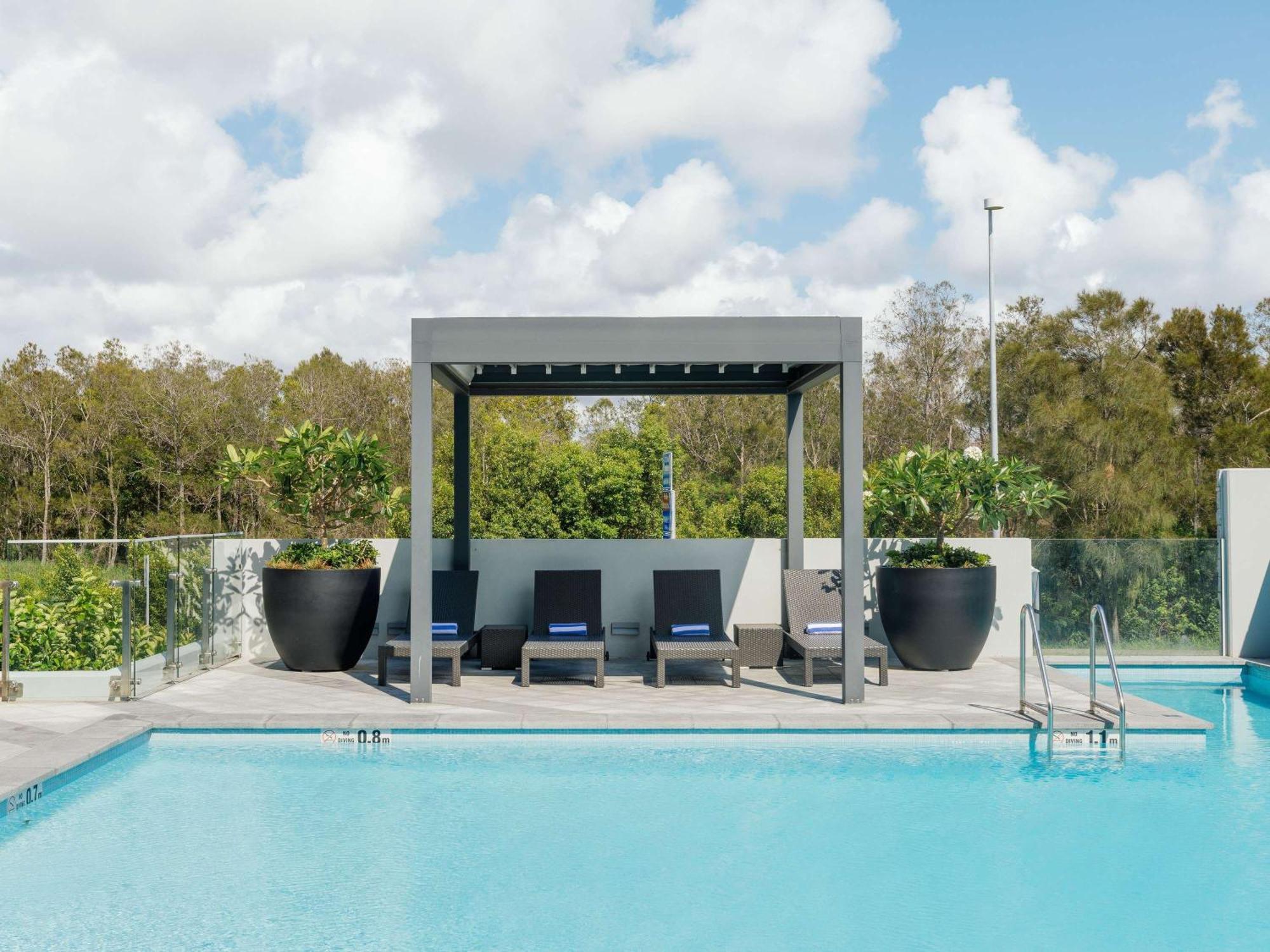 Hotel Pullman Brisbane Airport Exteriér fotografie The pool at the hotel