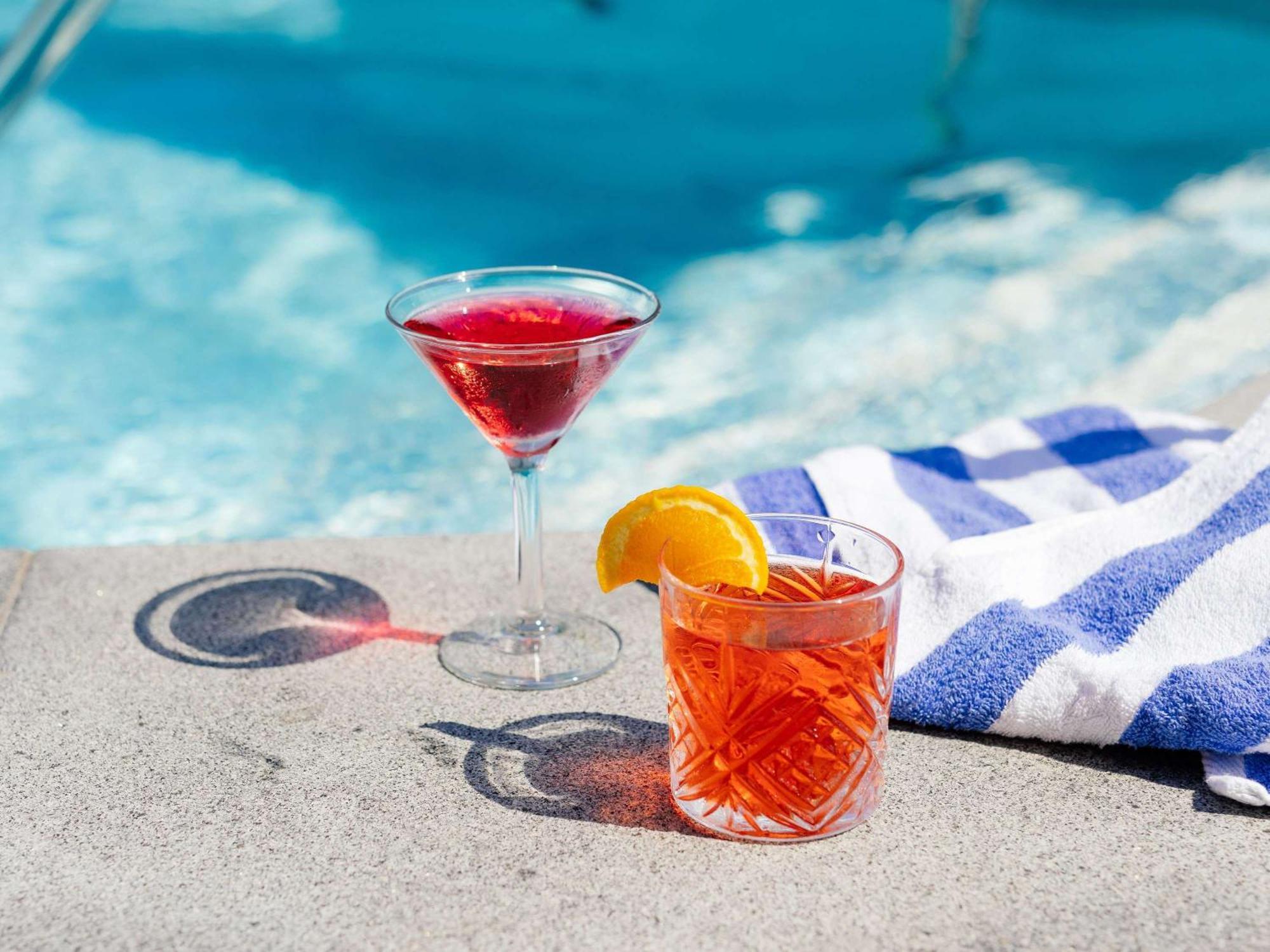 Hotel Pullman Brisbane Airport Exteriér fotografie A cosmopolitan (left) and a Negroni (right)