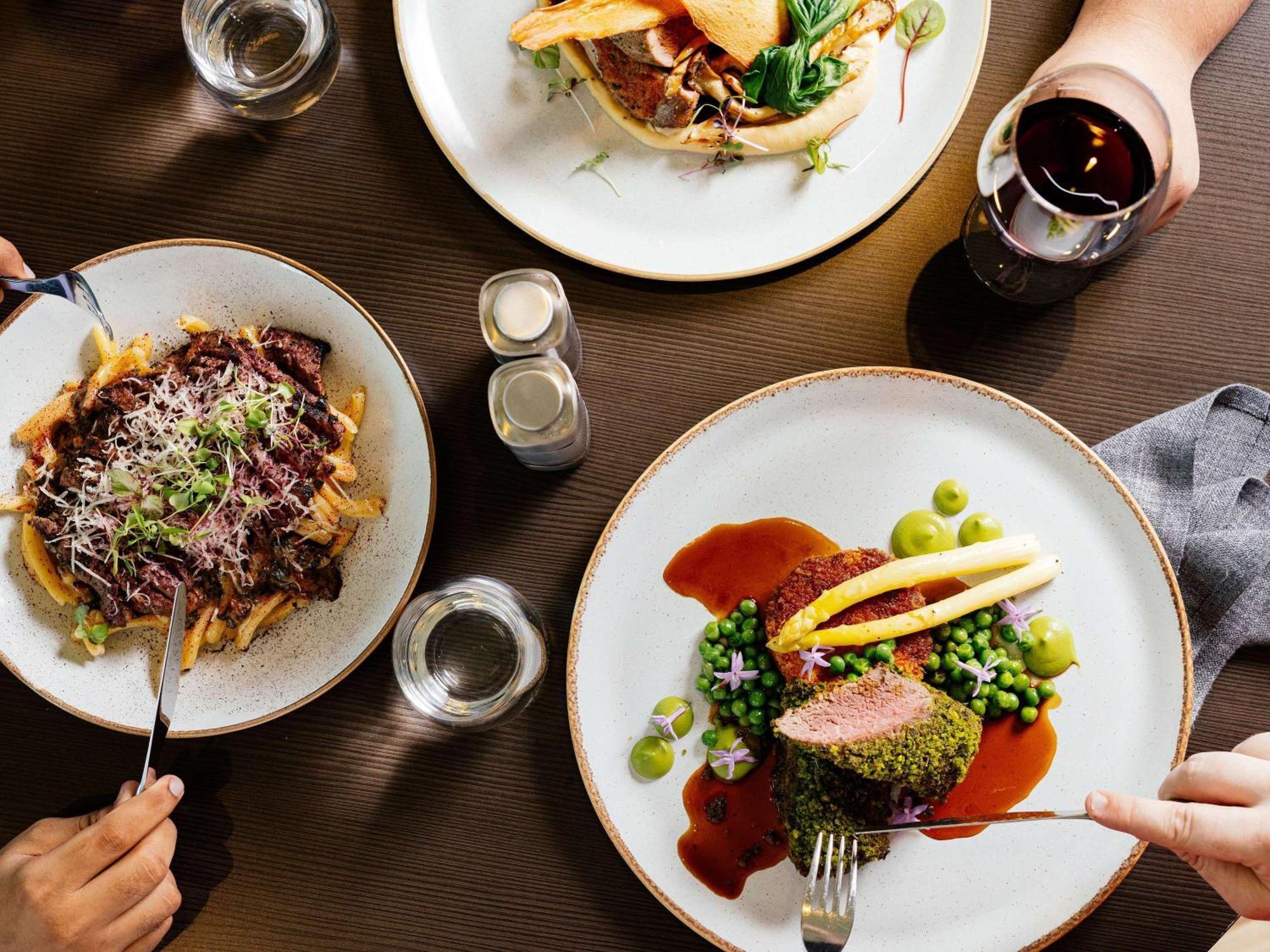 Hotel Pullman Brisbane Airport Exteriér fotografie Dishes at the restaurant