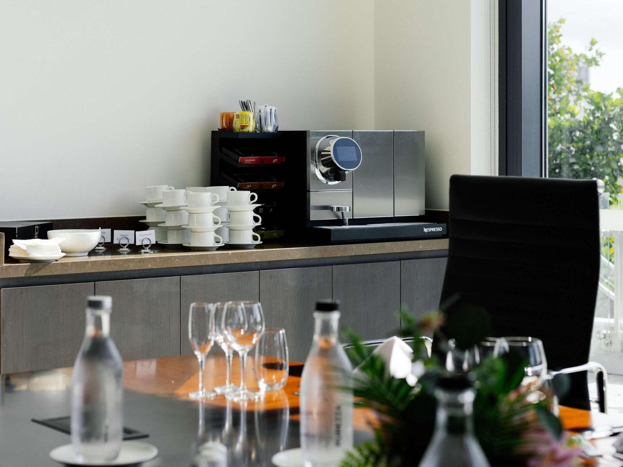 Hotel Pullman Brisbane Airport Exteriér fotografie A coffee machine in a meeting room