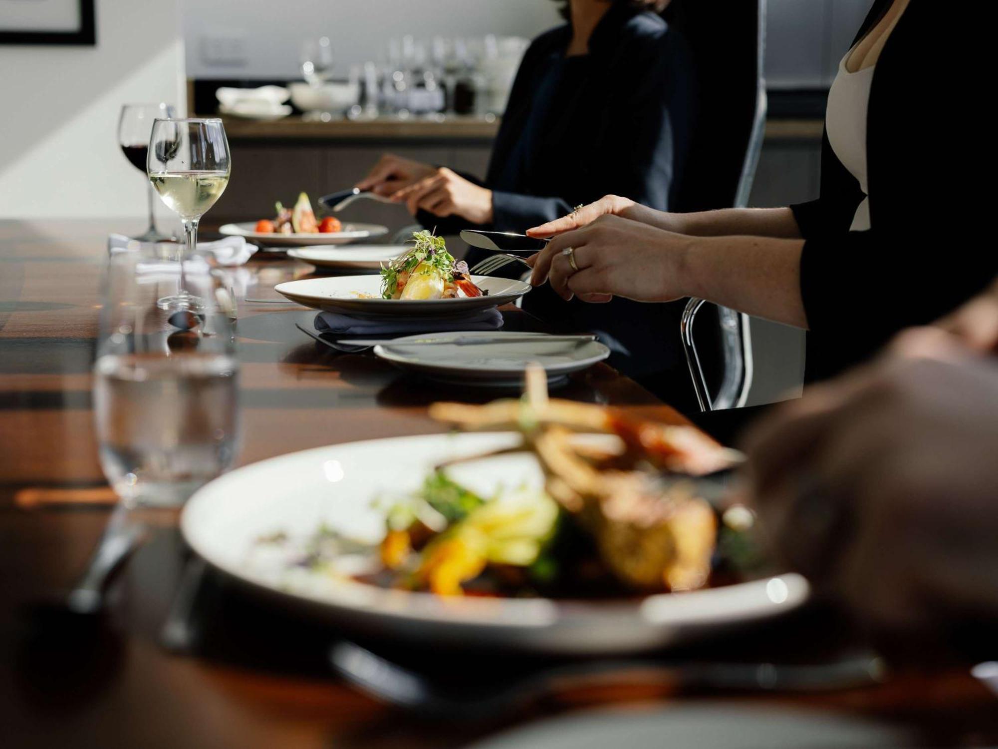 Hotel Pullman Brisbane Airport Exteriér fotografie A meal at a restaurant