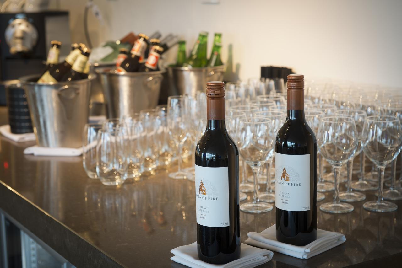 Hotel Pullman Brisbane Airport Exteriér fotografie Two bottles of wine