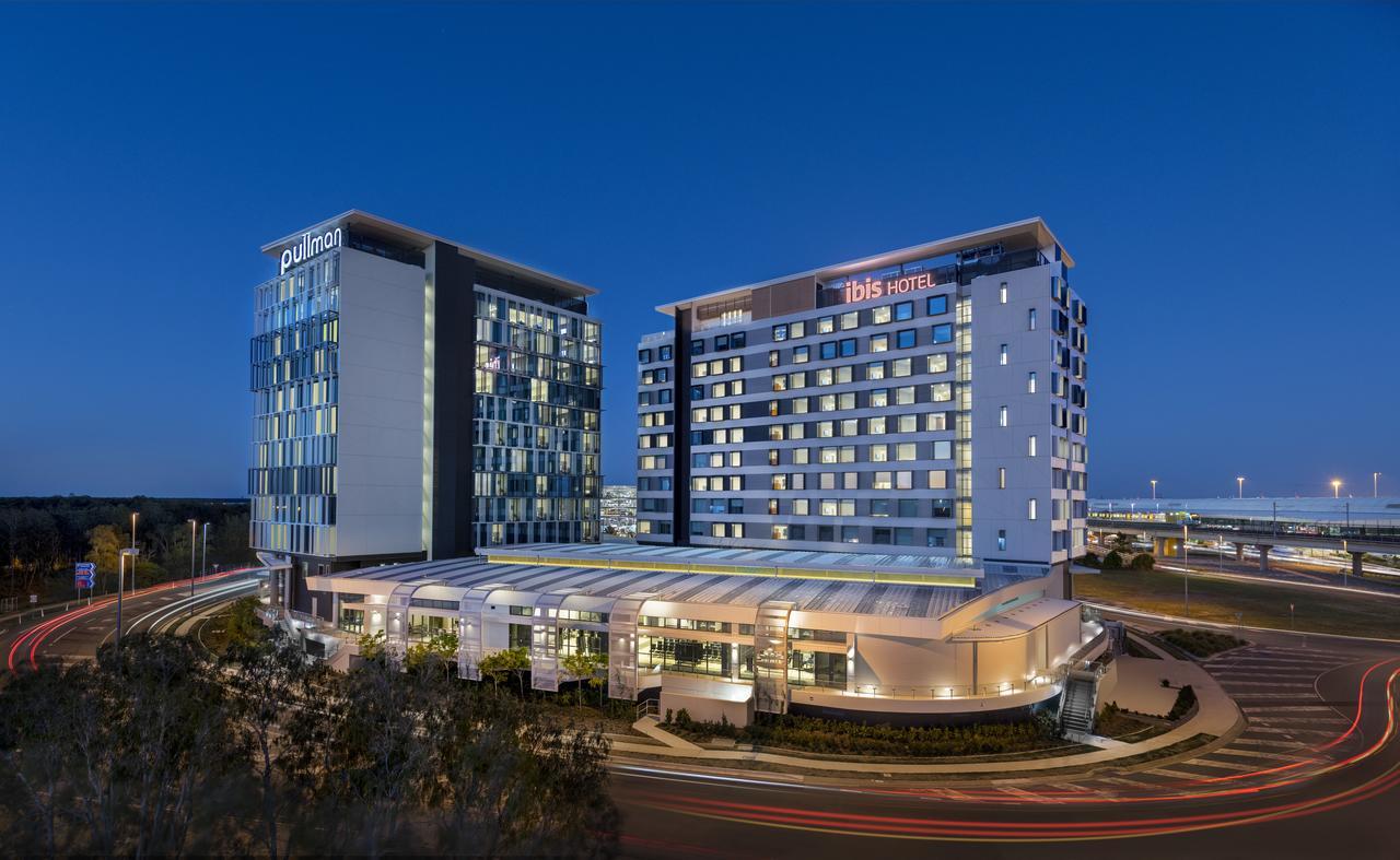 Hotel Pullman Brisbane Airport Exteriér fotografie The hotel at night